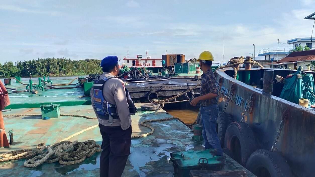 Sat Polairud Polres Ketapang gelar patroli perairan di Sungai Pawan.