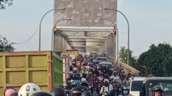 Arus lalu lintas di Jembatan Kapuas II lumpuh akibat truk mogok.
