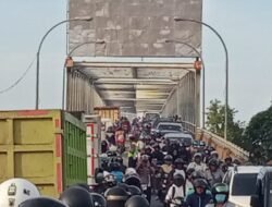 Truk Mogok Picu Macet Total di Jembatan Kapuas II, Polisi Lakukan Pagar Betis Urai Kendaraan
