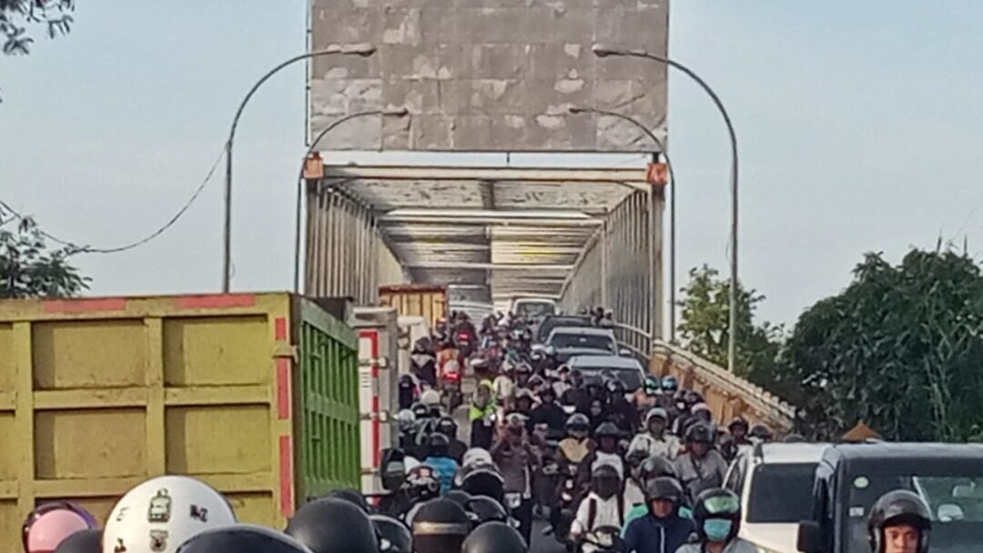 Arus lalu lintas di Jembatan Kapuas II lumpuh akibat truk mogok.