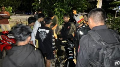Personel Unit Patroli Satsamapta Polres Kayong Utara saat melakukan penertiban dan memberikan imbauan kepada pengendara di kawasan Pantai Pulau Datok, Sabtu malam (24/1).