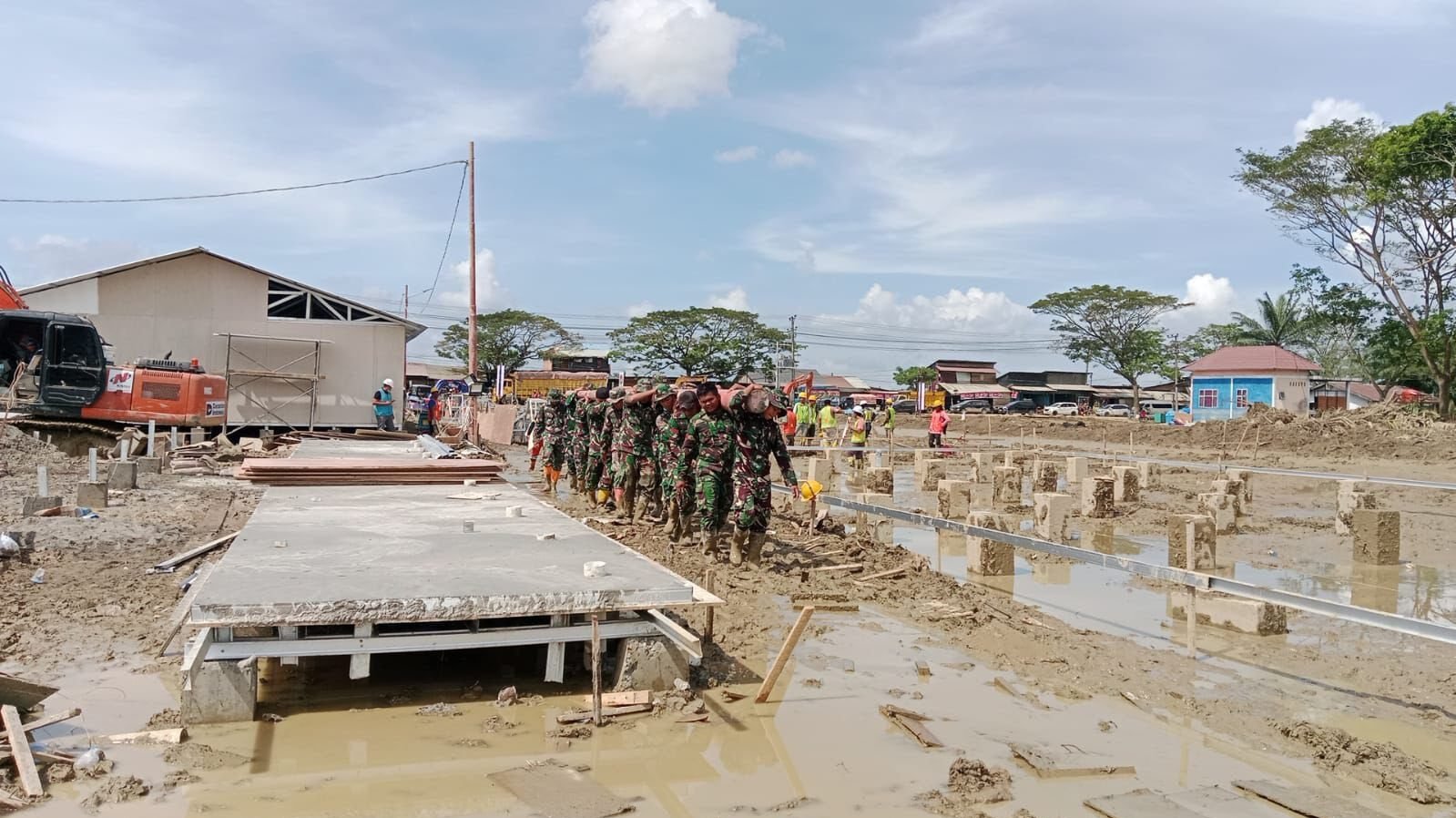Personel TNI bergotong royong mengangkut material di lokasi terdampak bencana di Sumatra. Pemerintah telah menyalurkan anggaran operasional tahap pertama untuk TNI sebesar Rp26,7 miliar guna mendukung percepatan pemulihan pasca bencana. (Dok. HO/Faktakalbar.id)