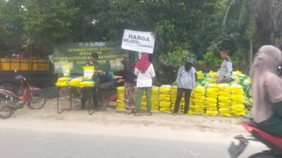 Suasana pelayanan warga yang membeli beras SPHP dalam kegiatan Gerakan Pangan Murah yang digelar Kodim 1202/Singkawang di Jalan Trisula, Rabu (28/1).
