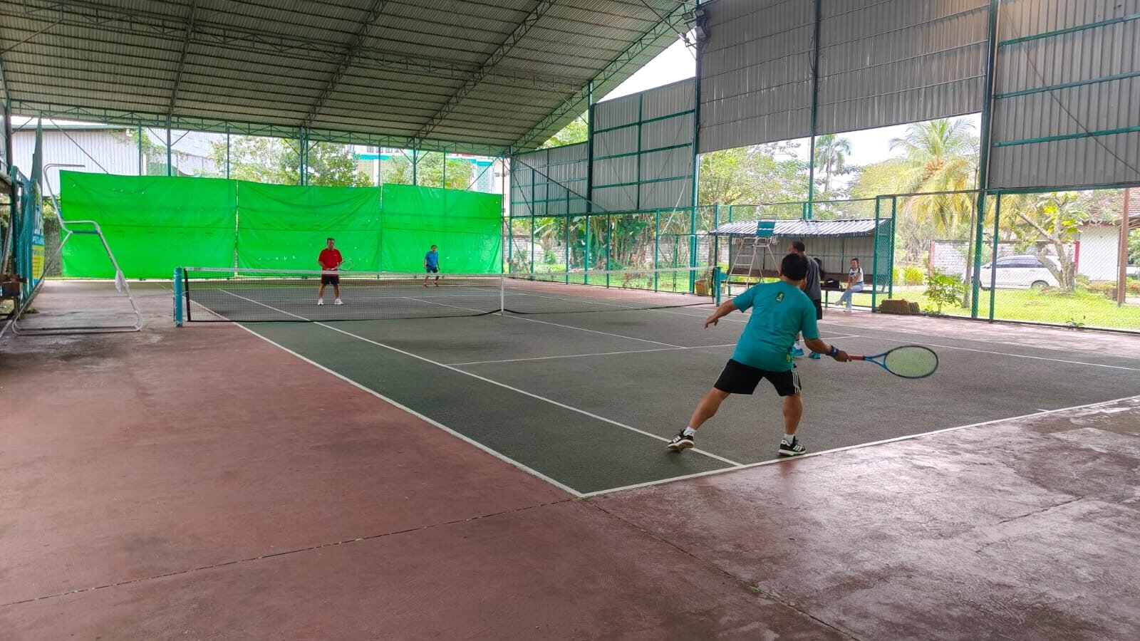 PELTI Kalbar sambut kunjungan Tim Tenis Uplands Kuching di awal 2026. Laga persahabatan dipimpin Datuk Henry Jinep demi pererat hubungan Indonesia-Malaysia.