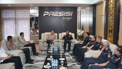 Kapolda Kalbar Irjen Pol Pipit Rismanto menerima audiensi Kakanwil DJBC Kalbar Muhamad Lukman di Presisi Lounge untuk membahas sinergi penegakan hukum. (Dok. HO/Faktakalbar.id)