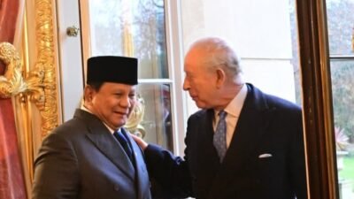 Presiden Prabowo Subianto berbincang akrab dengan Raja Inggris Charles III saat pertemuan singkat di State Dining Room, Lancaster House, London, terkait agenda konservasi lingkungan. (Dok. HO/Faktakalbar.id)
