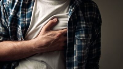 "Jangan panik saat melihat orang serangan jantung! Segera lakukan posisi duduk 30 derajat dan hindari aktivitas fisik. Simak langkah 'Golden Time' di sini."