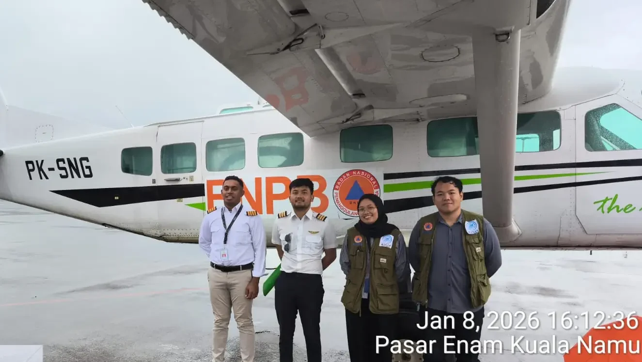 Petugas mempersiapkan bahan semai ke dalam pesawat di Bandara Kualanamu, Sumatra Utara, untuk pelaksanaan operasi modifikasi cuaca di tiga provinsi terdampak bencana, Kamis (8/1).
