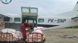 Petugas OMC memuat bahan semai berupa Natrium Klorida (NaCL) ke dalam pesawat carravan PK-SNP untuk operasi modifikasi cuaca wilayah Jawa Tengah pada Kamis (15/1).