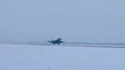 Pesawat pembom tempur Sukhoi Su-34 tengah lepas landas di landasan pacu yang tertutup salju untuk menjalankan misi operasi militer. (Dok. HO/Faktakalbar.id)