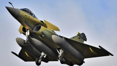 Pesawat tempur canggih Rafale milik TNI Angkatan Udara sedang melakukan manuver lepas landas dengan membawa tangki bahan bakar eksternal. (Dok. Ist)