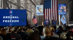 Sekretaris Perang AS Pete Hegseth berpidato di podium dalam acara Arsenal of Freedom di pabrik Lockheed Martin, Texas, di hadapan para pekerja industri pertahanan. (Dok. Facebook/Secretary of War)