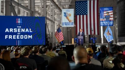 Sekretaris Perang AS Pete Hegseth berpidato di podium dalam acara Arsenal of Freedom di pabrik Lockheed Martin, Texas, di hadapan para pekerja industri pertahanan. (Dok. Facebook/Secretary of War)