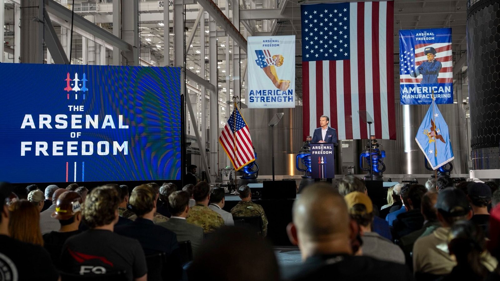 Sekretaris Perang AS Pete Hegseth berpidato di podium dalam acara Arsenal of Freedom di pabrik Lockheed Martin, Texas, di hadapan para pekerja industri pertahanan. (Dok. Facebook/Secretary of War)