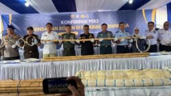 Petugas Bea Cukai Kalbagbar menunjukkan barang bukti rotan ilegal yang diamankan di Pelabuhan Dwikora Pontianak, Rabu (21/1).