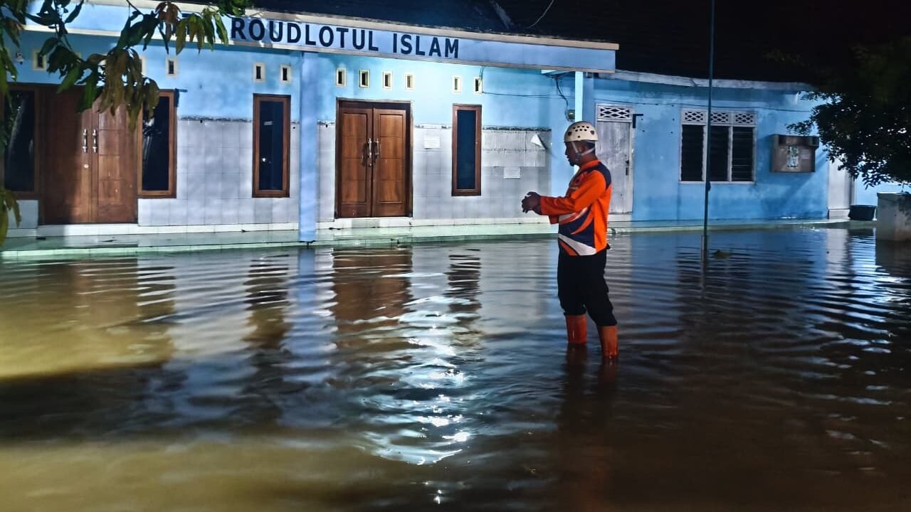 Kondisi banjir yang melanda permukiman warga di empat kecamatan di Kabupaten Pasuruan, Provinsi Jawa Timur, pada Minggu (4/1).