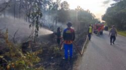 Personel gabungan dari Polsek Tayan Hilir, Binsika, KPH, dan Koramil saat berupaya memadamkan api yang menghanguskan 3 hektare lahan di Jalan Trans Kalimantan, Desa Subah, Kamis (29/1/2026).