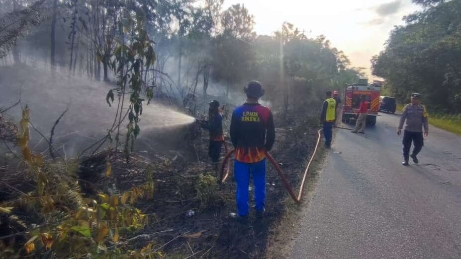 Personel gabungan dari Polsek Tayan Hilir, Binsika, KPH, dan Koramil saat berupaya memadamkan api yang menghanguskan 3 hektare lahan di Jalan Trans Kalimantan, Desa Subah, Kamis (29/1/2026).