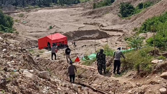 Personel gabungan TNI-Polri saat melakukan penertiban dan pembongkaran kamp di lokasi pertambangan ilegal kawasan hutan Desa Teratai, Pohuwato.