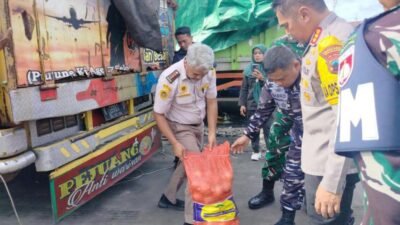 Petugas gabungan dari Karantina, TNI AL, dan Kepolisian saat memeriksa muatan truk berisi ratusan ton bawang bombai yang tidak dilengkapi dokumen karantina di Pelabuhan Tanjung Emas, Semarang, Jumat (2/1). (Dok. Badan Karantina Indonesia)