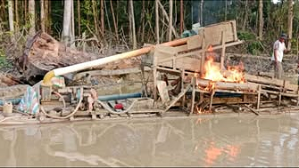 Petugas gabungan TNI-Polri dan perangkat desa saat memusnahkan peralatan penambangan emas tanpa izin (PETI) yang ditemukan di kawasan Sungai Tekudum, Kecamatan Mentebah, Kamis (22/1).