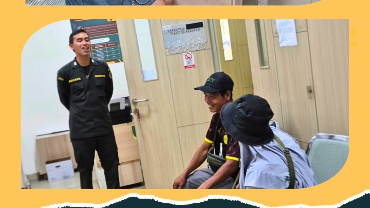 Petugas Karantina Kalimantan Barat di PLBN Entikong sedang memberikan pelayanan informasi dan edukasi kepada pelintas batas terkait aturan membawa komoditas hewan dan tumbuhan. (Dok. HO/Faktakalbar.id)