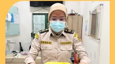 Petugas Karantina Kalimantan Barat menunjukkan barang bukti daging sapi beku ilegal yang diamankan di PLBN Entikong. (Dok. HO/Faktakalbar.id)