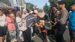 Antusiasme warga saat melihat dan berinteraksi dengan personel Unit K9 Polda Kalbar yang sedang melakukan patroli dialogis di kawasan Car Free Day Pontianak, Minggu (18/1).