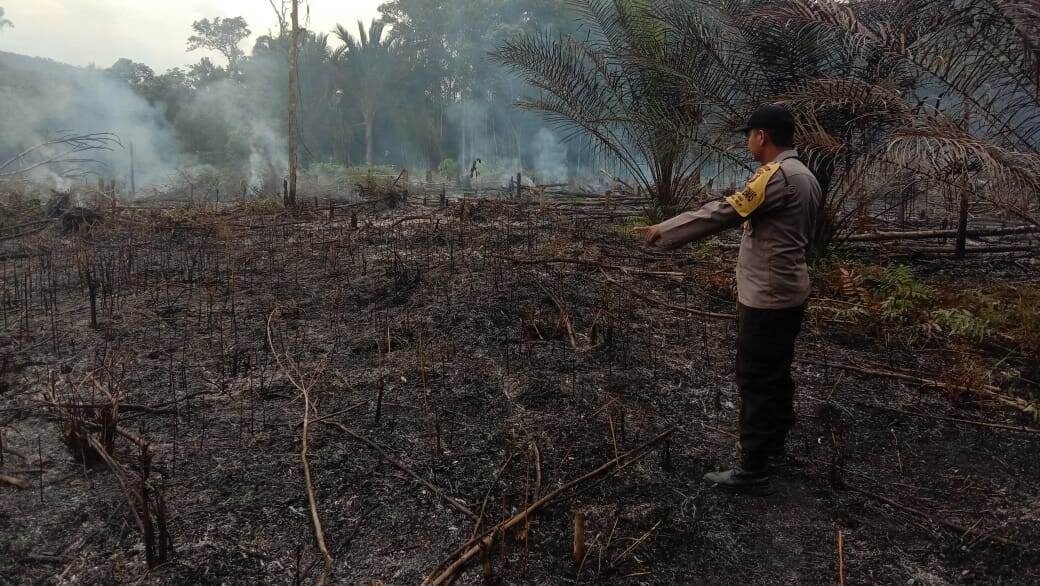 Personel Bhabinkamtibmas Polsek Tayan Hilir saat melakukan verifikasi titik panas dan memberikan imbauan kepada pemilik lahan di Desa Subah, Rabu (28/1).