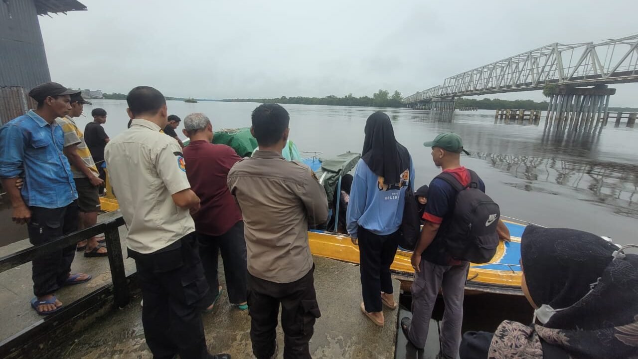 Petugas Pos Pengamanan (Pospam) saat memantau kedatangan penumpang speedboat dan memberikan imbauan keselamatan di Dermaga Teluk Melano, Kamis (1/1/2026).
