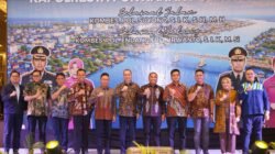 Wali Kota Pontianak Edi Rusdi Kamtono berfoto bersama Kapolresta Pontianak yang baru Kombes Pol Endang Tri Purwanto dan pejabat lama Kombes Pol Suyono dalam acara pisah sambut. (Dok. HO/Faktakalbar.id)