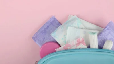 "Bingung beralih ke menstrual cup atau pembalut kain? Simak perbandingan lengkap kelebihan dan kekurangannya dibanding pembalut biasa di sini."