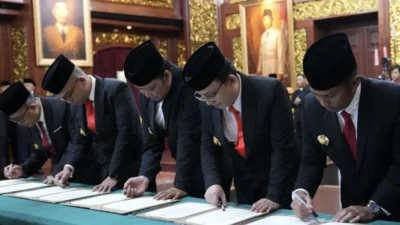 "Masuknya Noe Letto dan Frank Hutapea ke Dewan Pertahanan Nasional (DPN) tuai kritik. Kemhan bantah faktor 'bapak', namun publik pertanyakan relevansi keahlian pertahanan."