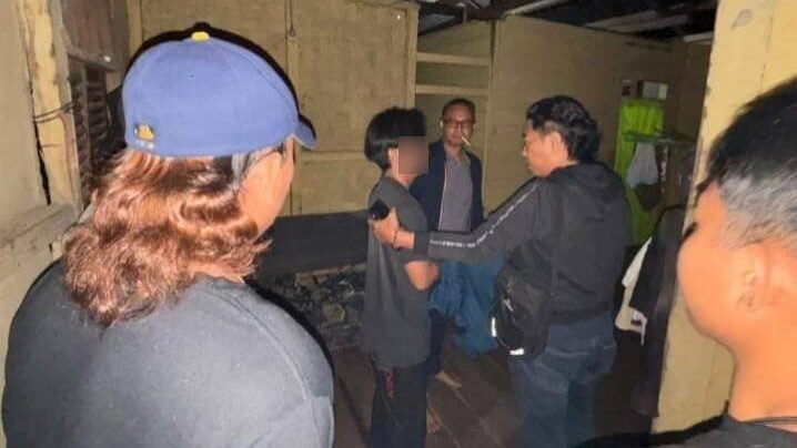 Polisi tangkap terduga pelaku pembunuhan mayat dalam karung di Sanggau berinisial WF (24). Penangkapan dilakukan di Landak kurang dari 24 jam usai kejadian.
