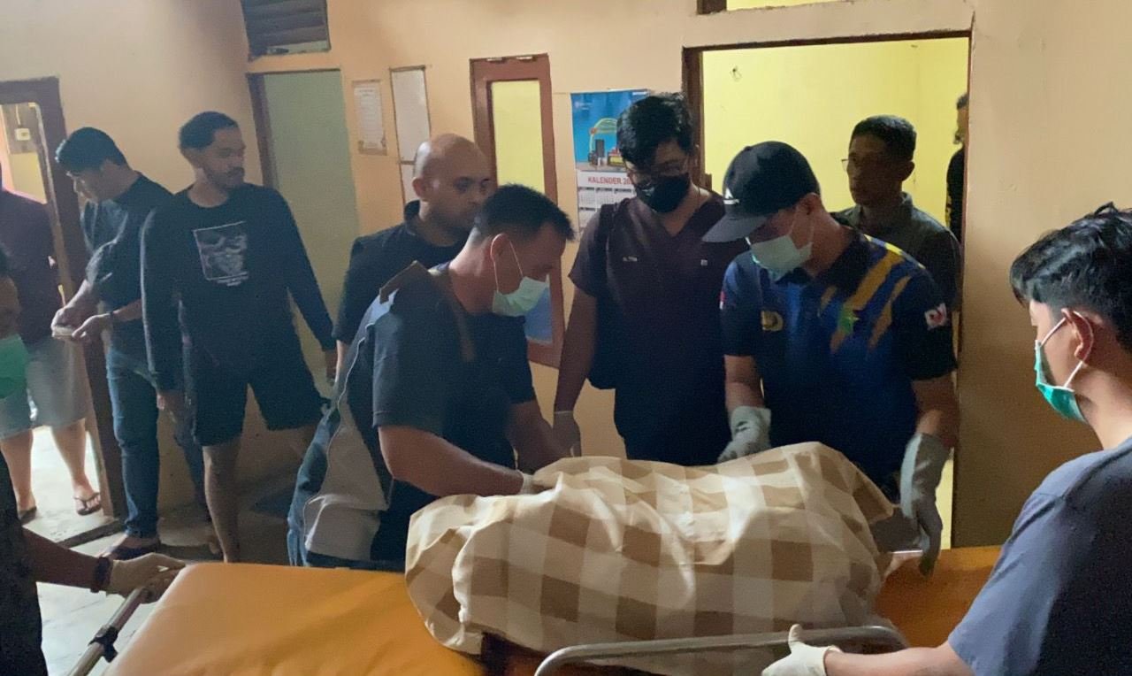 Personel kepolisian saat melakukan olah TKP dan mengevakuasi jasad korban dari lokasi kejadian di Gang Bengkawan, Sanggau, Kamis (1/1).