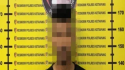 "Satresnarkoba Polres Ketapang tangkap AH (26) di sebuah kafe di Desa Sungai Pelang. Polisi sita 8 klip sabu seberat 2,64 gram dan alat hisap."