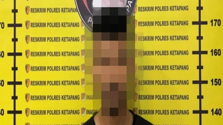 "Satresnarkoba Polres Ketapang tangkap AH (26) di sebuah kafe di Desa Sungai Pelang. Polisi sita 8 klip sabu seberat 2,64 gram dan alat hisap."