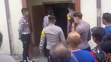 Personel Polres Sanggau saat melakukan olah Tempat Kejadian Perkara (TKP) di lokasi penemuan mayat di kawasan Bujang Malaka, Kelurahan Beringin, Kamis (1/1/2026).
