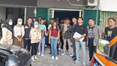 Petugas kepolisian mengamankan puluhan calon tki ilegal di rumah penampungan wilayah Kubu Raya