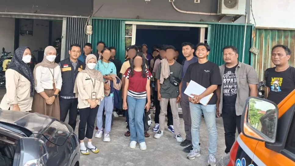 Petugas kepolisian mengamankan puluhan calon tki ilegal di rumah penampungan wilayah Kubu Raya