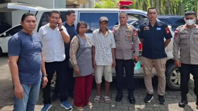 Polsek Pontianak Utara serahkan jenazah perempuan temuan Pasar Puring ke keluarga. Korban teridentifikasi bernama Yeni asal Landak. (Dok: @polsekpontianakutaraofficial)