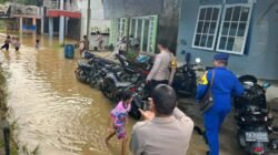 Personel Polres Bengkayang melakukan pemantauan dan pengecekan lokasi banjir di pemukiman warga Kecamatan Ledo. (Dok. HO/Faktakalbar.id)