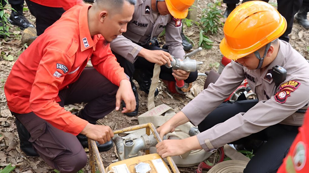 Polres Melawi adopsi teknologi navigasi Alpinequest dan teknik Mopping Up dari Manggala Agni untuk atasi Karhutla. (Dok: HO/Faktakalbar.id)
