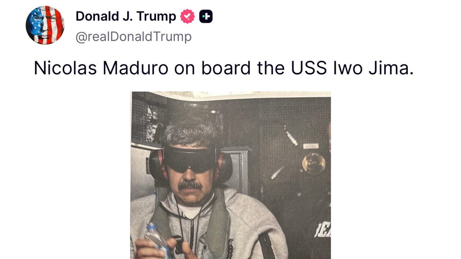 Tangkapan layar unggahan Donald Trump di Truth Social yang memperlihatkan kondisi Presiden Venezuela, Nicolas Maduro, saat ditahan di atas kapal perang USS Iwo Jima.