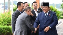 Presiden Prabowo Subianto bersalaman dengan Wakil Ketua DPR RI Sufmi Dasco Ahmad di Halim Perdanakusuma sebelum bertolak ke Inggris dan Swiss. (Dok. HO/Faktakalbar.id)