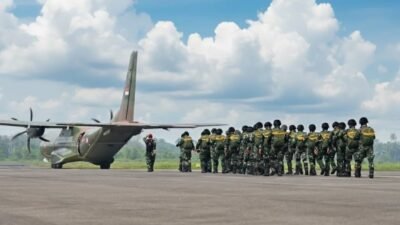 Barisan prajurit Korpasgat lengkap dengan perlengkapan terjun payung berjalan menuju pesawat CN-295 di military apron Lanud Supadio untuk melaksanakan latihan penerjunan. (Dok. HO/Faktakalbar.id)