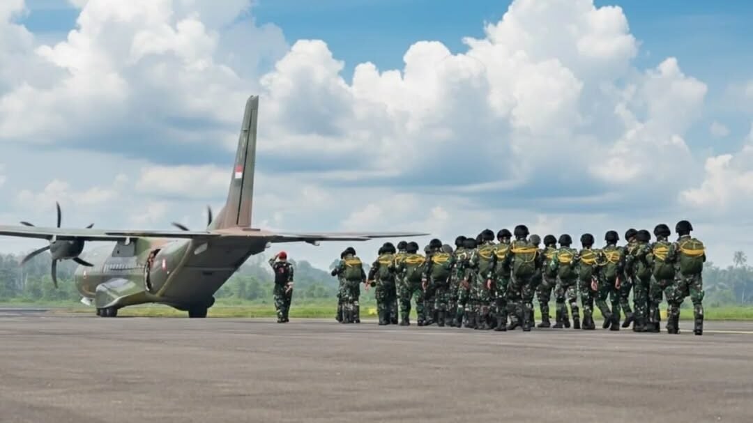 Barisan prajurit Korpasgat lengkap dengan perlengkapan terjun payung berjalan menuju pesawat CN-295 di military apron Lanud Supadio untuk melaksanakan latihan penerjunan. (Dok. HO/Faktakalbar.id)