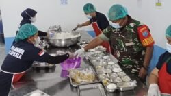 Personel Kodim 1209/Bky saat melakukan pendampingan penyiapan paket makanan untuk anak sekolah di Kecamatan Jagoi Babang, memastikan program berjalan lancar dan aman, Selasa (20/1).