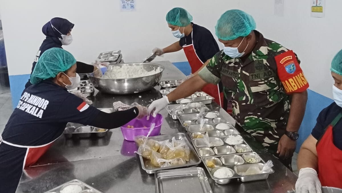 Personel Kodim 1209/Bky saat melakukan pendampingan penyiapan paket makanan untuk anak sekolah di Kecamatan Jagoi Babang, memastikan program berjalan lancar dan aman, Selasa (20/1).
