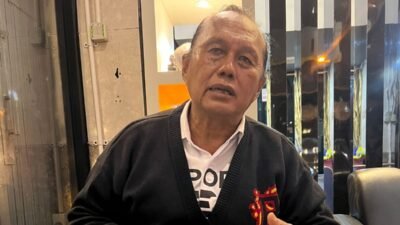 Praktisi hukum Rizal Karyansyah saat memberikan keterangan terkait indikasi ketidakterbukaan dalam penanganan kasus 18 kontainer rotan di Pelabuhan Pontianak.